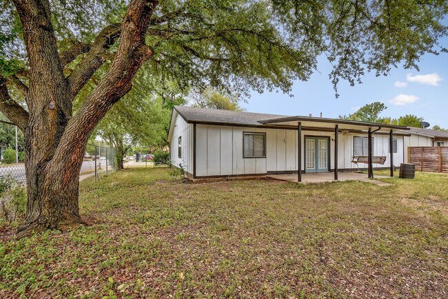 Building Photo - 6000 Softwood Dr