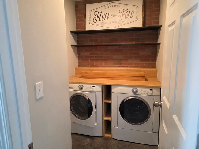 Building Photo - 1048 Meadowoods Dr