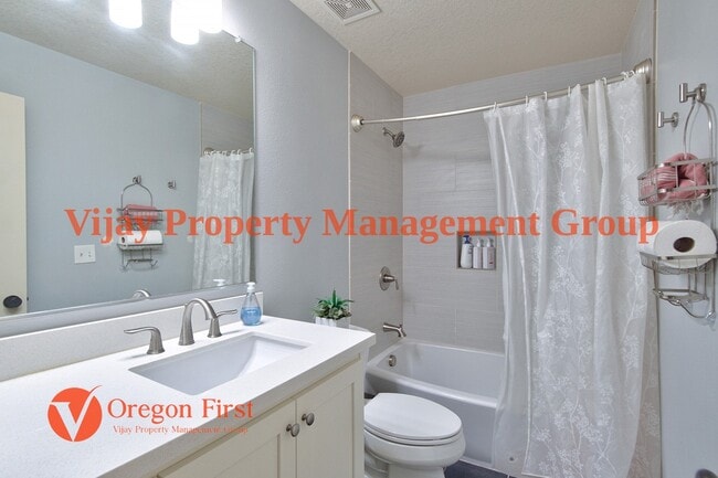 Building Photo - 825 NE Wheelock Pl