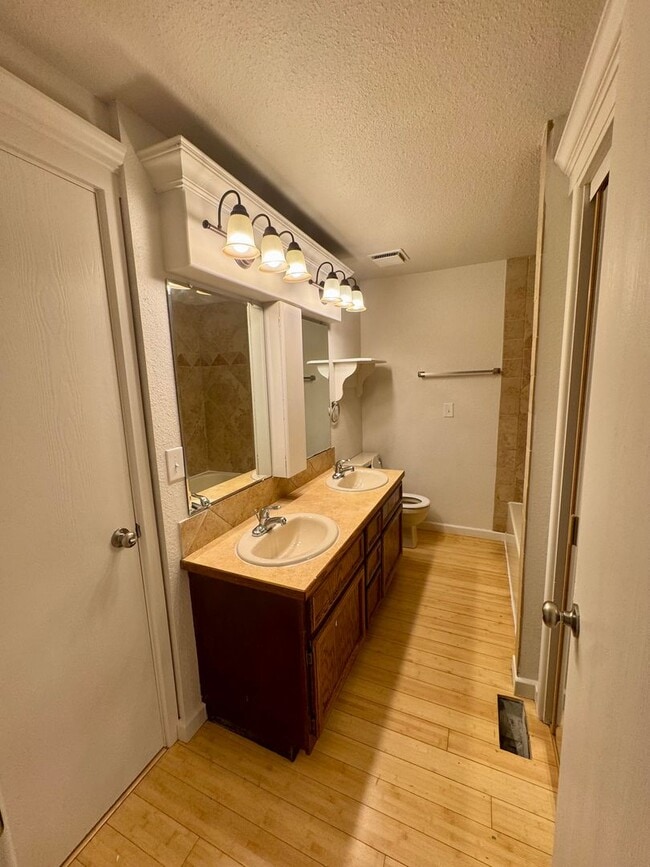 Building Photo - Great location 2 bedroom Condo
