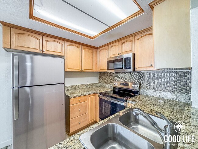 Building Photo - SD: Bright 2BD/2BA Condo in Golden Hill with In-Unit Laundry & Tandem Parking