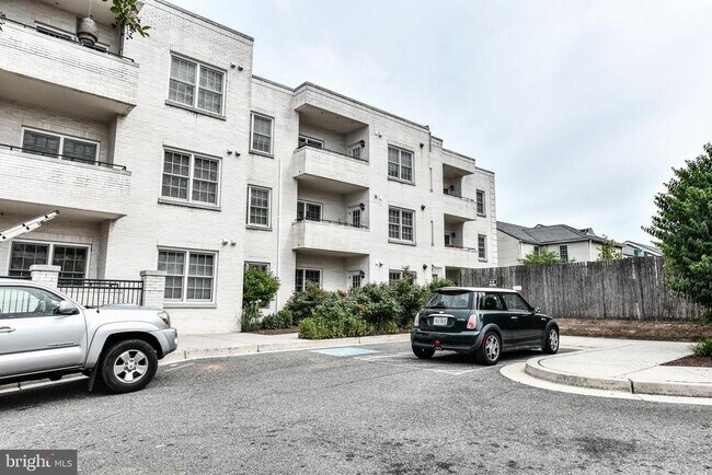 Building Photo - 231 N Thomas St