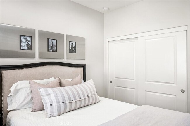 Building Photo - 52 Brindisi