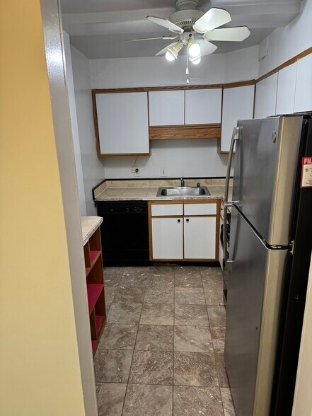 Building Photo - 7420 Lakeview Dr