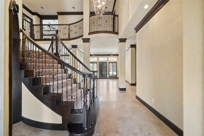 Building Photo - 30 N Palmiera Cir