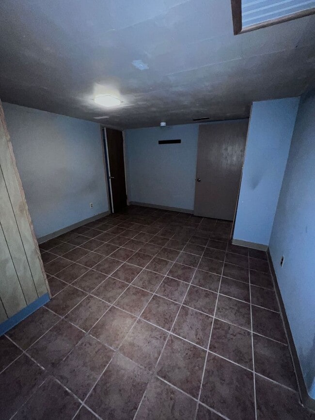 Building Photo - AVAILABLE JUNE 1ST: 4 bedroom 2 bathroom home!