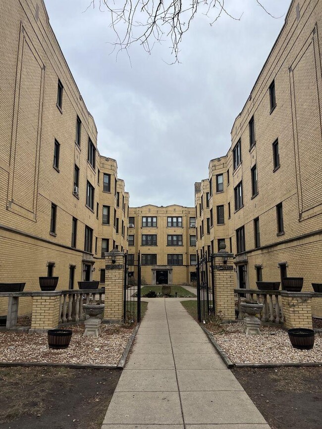 Building Photo - 2 bedroom in Chicago IL 60613