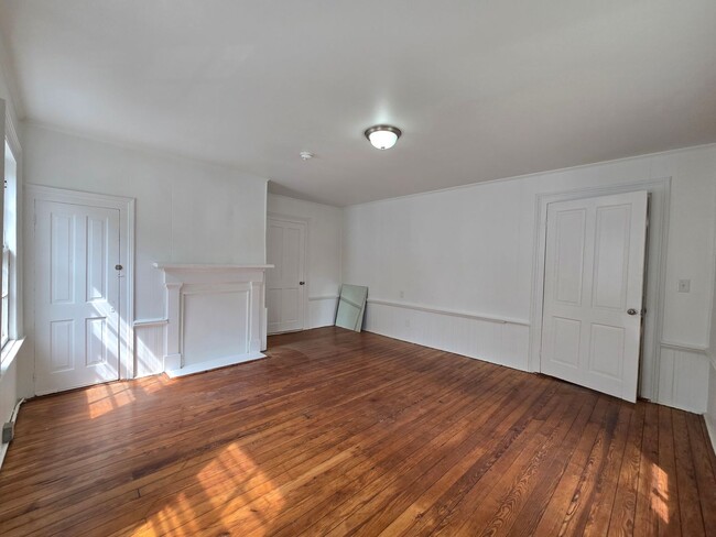 Building Photo - 403 W Hampton Ave
