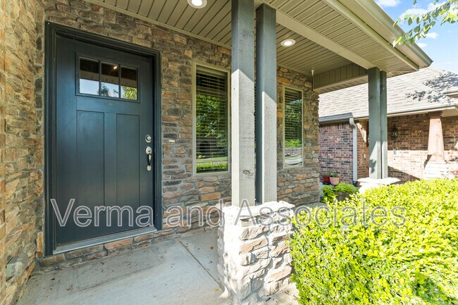 Building Photo - 3205 SW Riverstone Ave