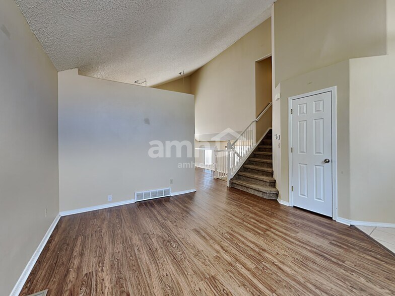 Building Photo - 2211 Pinyon Jay Dr
