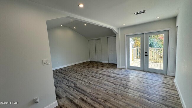 Building Photo - 212 N Cove Blvd