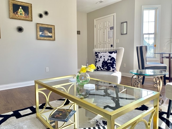 Building Photo - 402 Circus Ave