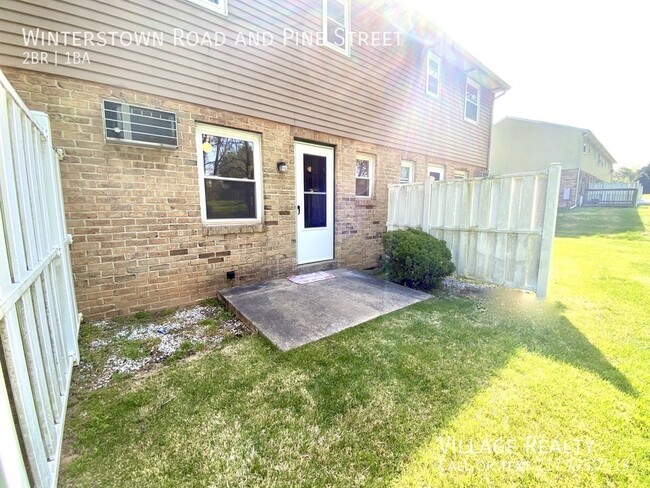 Building Photo - Large 2-Bedroom Townhome in Red Lion! Pati...