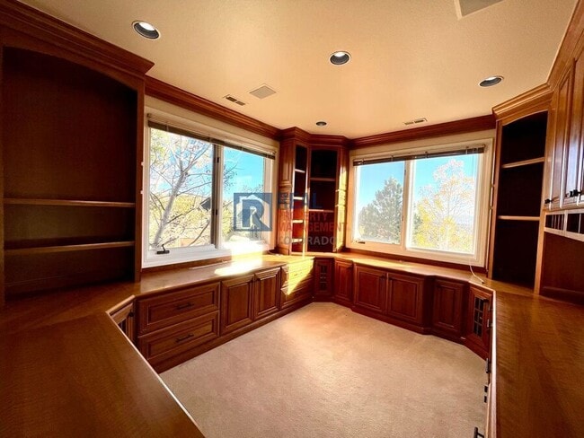 Building Photo - 2645 Rossmere St