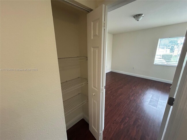 Building Photo - 2880 Pine Tree Dr