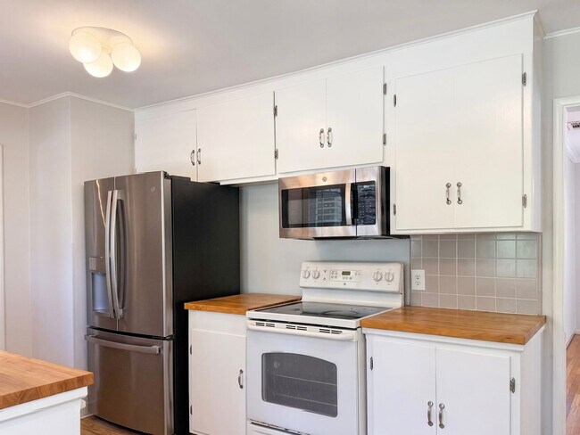 Building Photo - Fabulous single level Lafayette home nestled at the end of a tree-lined drive.