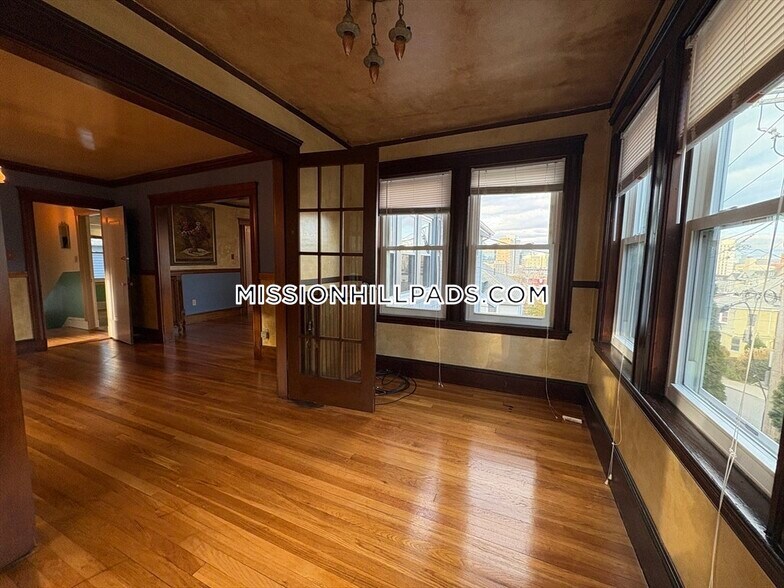 Building Photo - 157 Hillside St