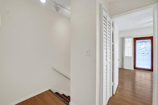 Building Photo - 3 BR / 3 BA + Patio + Parking AVAIL 8/1