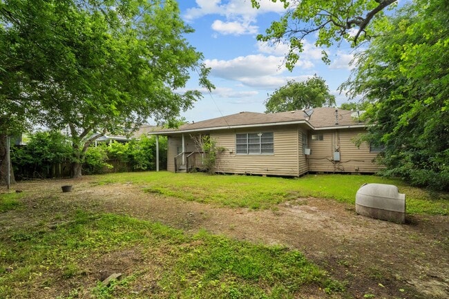 Building Photo - Cozy 3 Bedroom, 1 Bath Home - Spacious Liv...