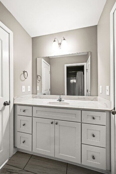 Building Photo - 7213 Rosemary Ct