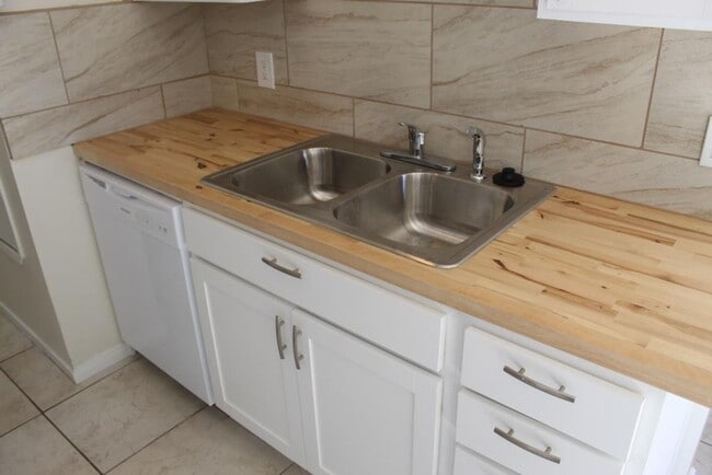 Building Photo - One Story end unit condo 2 Br/1 Ba - Beaco...