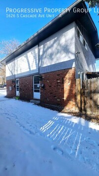 Building Photo - 2-Bedroom Townhome with Fenced Backyard an...