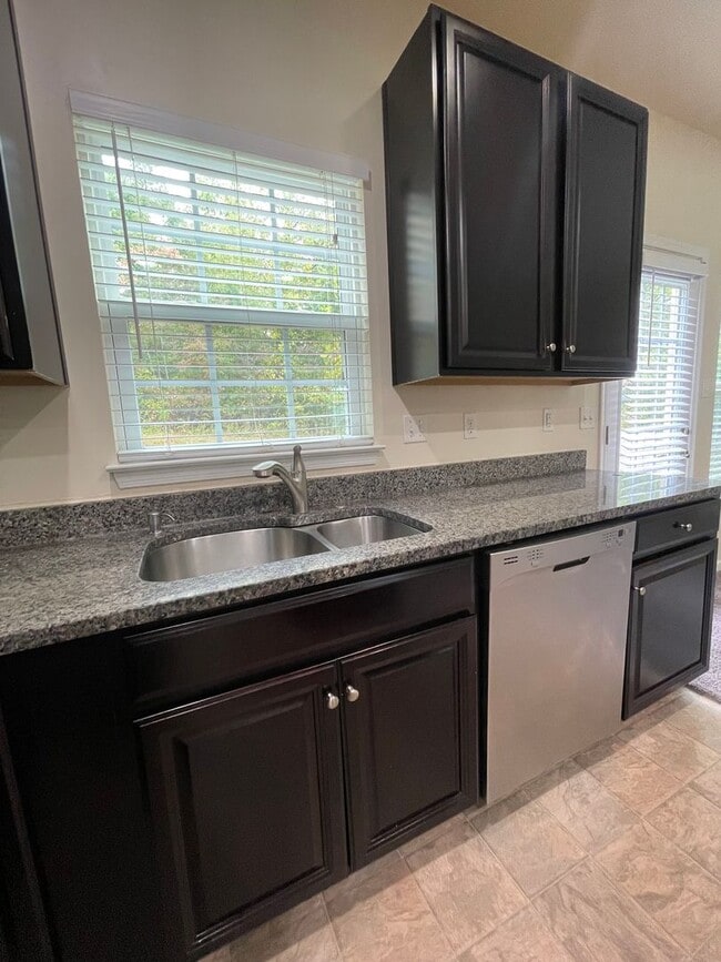 Building Photo - Gorgeous 3 BD/ 2.5 BA Townhouse Available in Wexford!