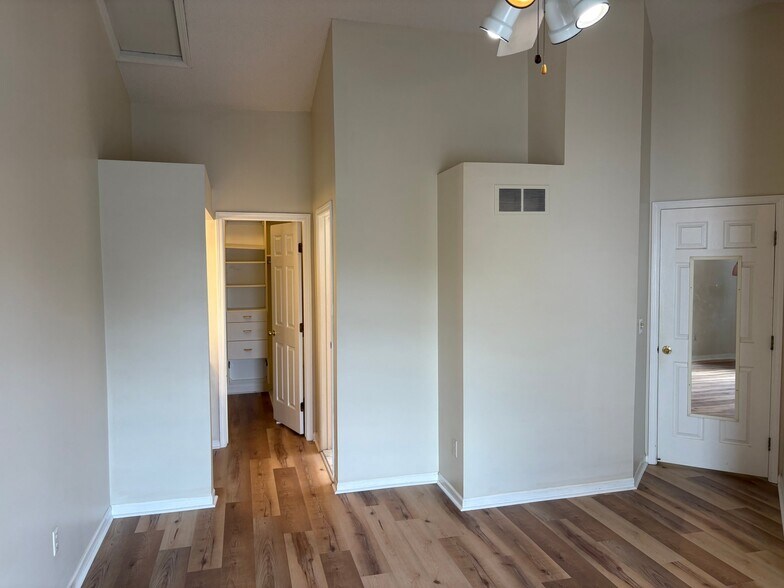 Building Photo - 49816 Plymouth Way