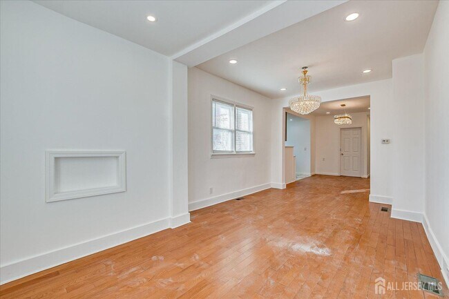 Building Photo - 385 Pierson Ave