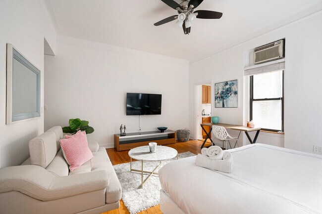 Building Photo - 346 W 17th St