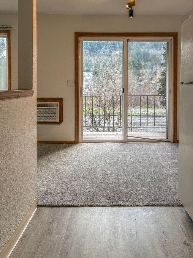 Building Photo - ONE MONTH FREE- Gresham 1 Bedroom Condo Available for Move In ! Call today