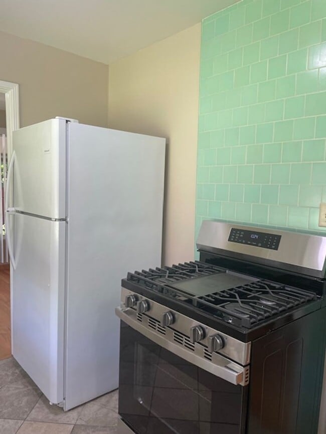 Building Photo - Charming 3 Bedroom Home on a Quiet Tree-Li...