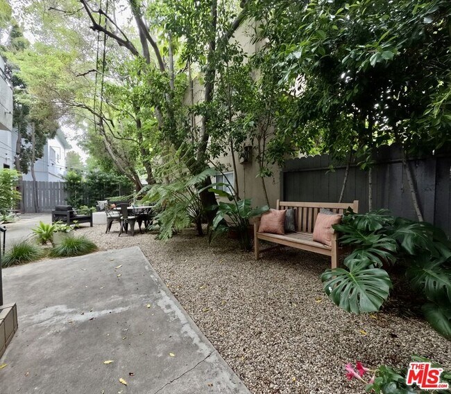 Building Photo - 805 N W Knoll Dr