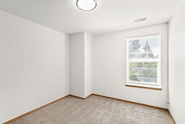 Building Photo - Updated SE Portland Townhome - Near Woodstock
