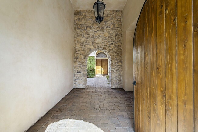 Building Photo - 56985 Village Dr