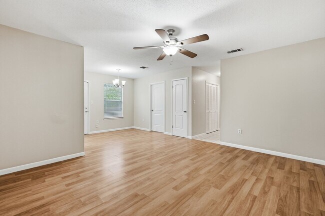 Building Photo - Prime Niceville Location!