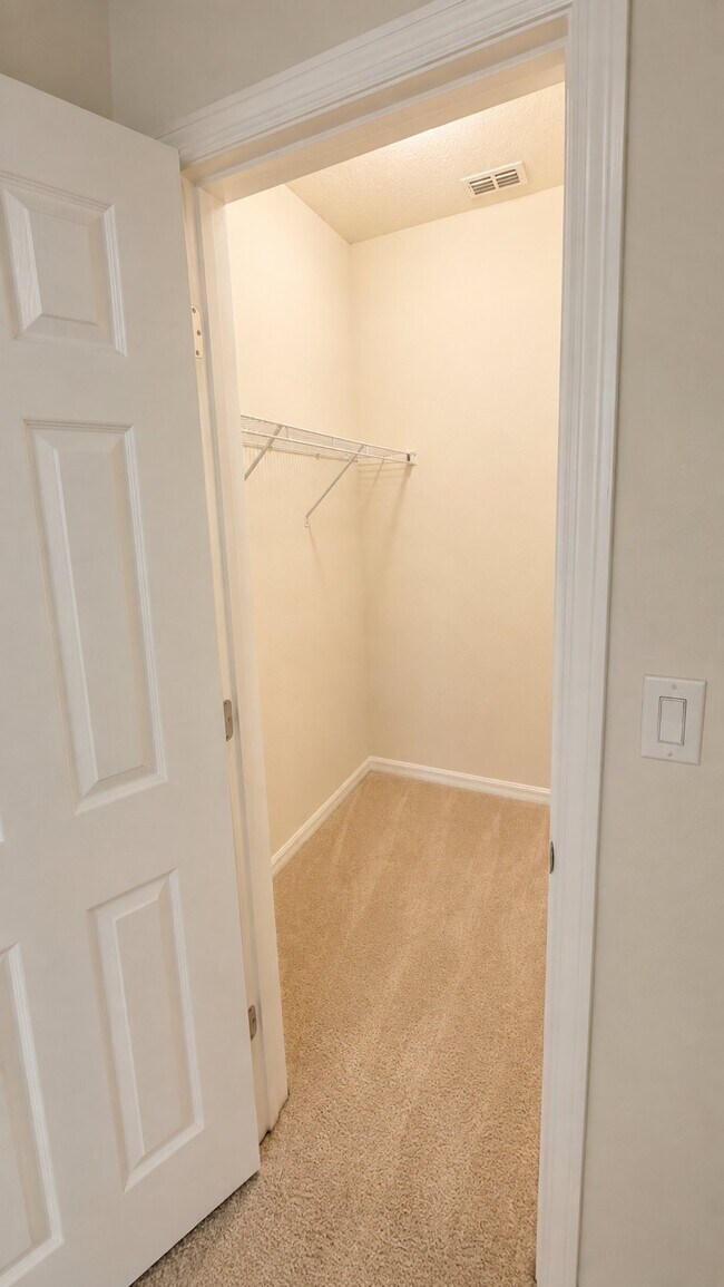 Building Photo - 2634 E Lake Pointe Dr