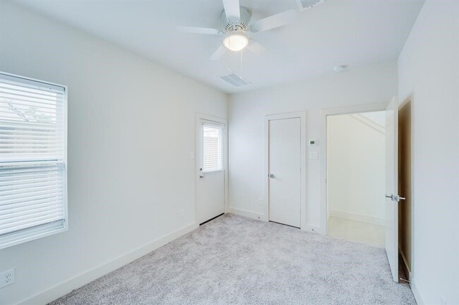 Building Photo - 2102 Live Oak St