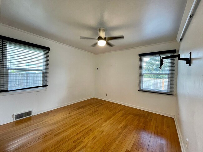 Building Photo - Cute Classic 1950s 2 Bd 1 Ba House + Bonus Room w/ Washer & Dryer, AC and Fenced Spacious Yard!