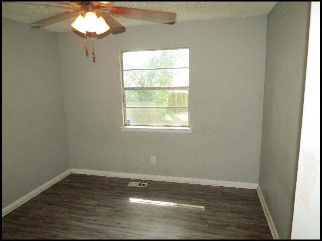 Building Photo - 1020 Towering Oaks Dr