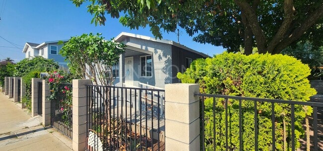 Building Photo - 3 Bedroom, 1 Bathroom