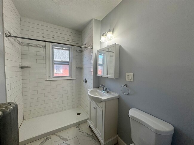 Building Photo - 211 Gladstone St