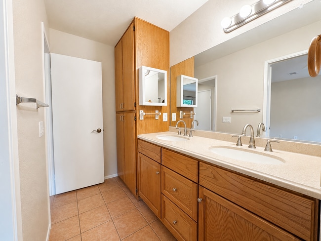 Building Photo - Beautiful 2 Bedroom Condo with fresh paint, flooring for Rent