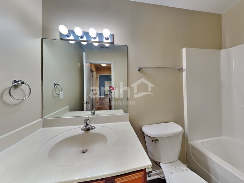 Building Photo - 2106 Bimelech Ln