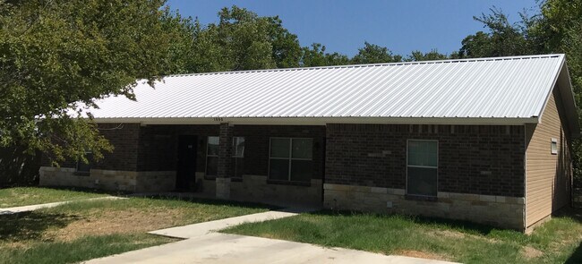 Building Photo - 1080 W Oak St