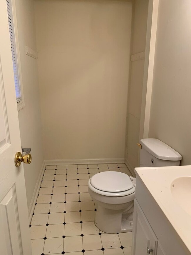 Building Photo - 562 Granite St