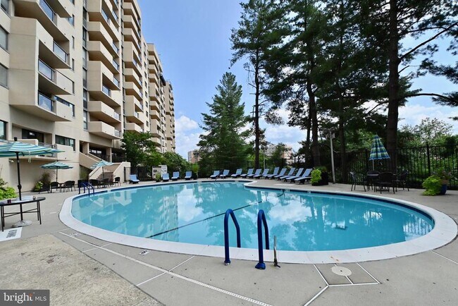 Building Photo - 1101 S Arlington Ridge Rd