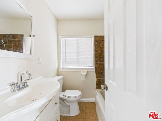 Building Photo - 1964 N Gower St