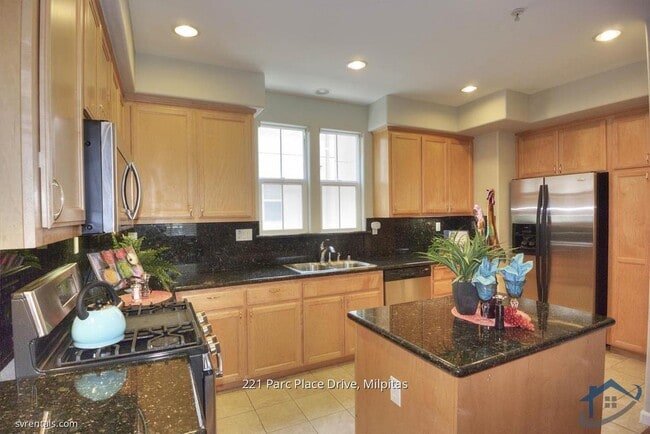 Building Photo - 221 Parc Pl Dr