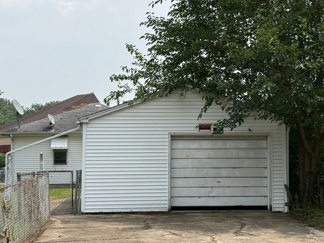 Building Photo - 2051 N Main St